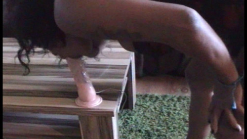 Brasilianerin masturbiert mit geilem Ansaug**** am Tisch festgesaugt